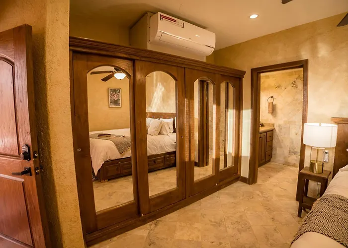 Beachside Bliss Studio, Walk To The Marina And Apartment